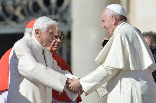 Francisco homenageia Bento XVI, 1º papa da era moderna a renunciar