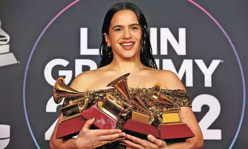 A espanhola Rosala foi um dos destaques da premiao de 2022 (Crdito: Gabe Ginsberg/GETTY IMAGES/AFP )