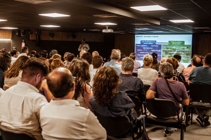 O evento aconteceu no auditório da Livraria Jaqueira e reuniu especialistas para tratar dos desafios com foco nos bairros de Santo Antônio, São José e do Recife. (Foto: Taylline Barret/DP)