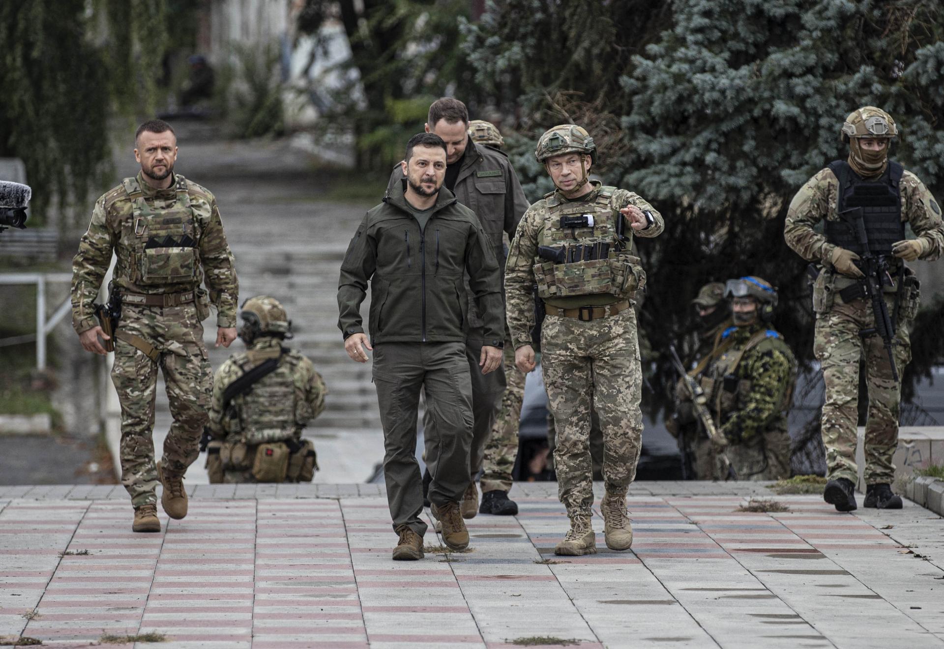 Presidente Volodimir Zelensky(E) e Oleksandr Sirski, comandante do Exrcito da Ucrnia (D) (Foto: Metin Aktaay/Anadolu Agency Via Afp)