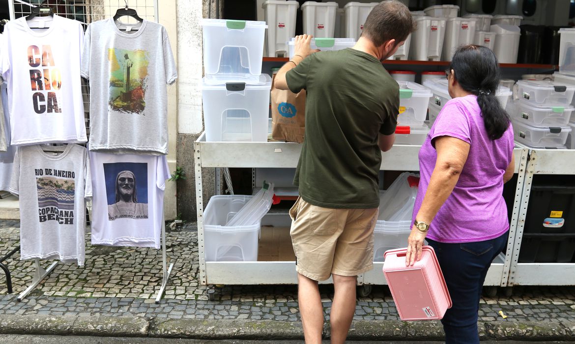 Vendas do comércio crescem 0,8% em março e fecham primeiro