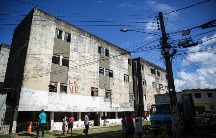 O Brooklin foi desocupado aps moradores ouviram um forte estalo. O Corpo de Bombeiros foi acionado por volta das 22h30 do dia 3 de maio (Rafael Vieira/DP)