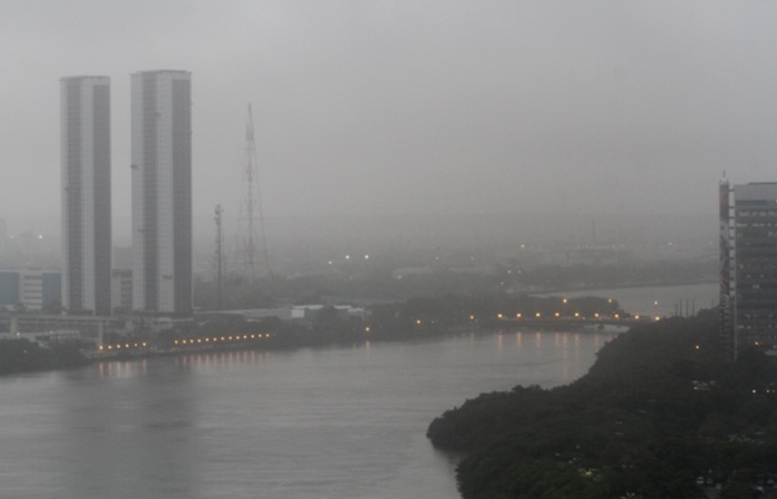 A previso indica que o sistema seguir atuando em todo o Litoral, provocando chuvas com diferentes intensidades ao longo desta quarta-feira (14) (Foto: Arquivo/DP)