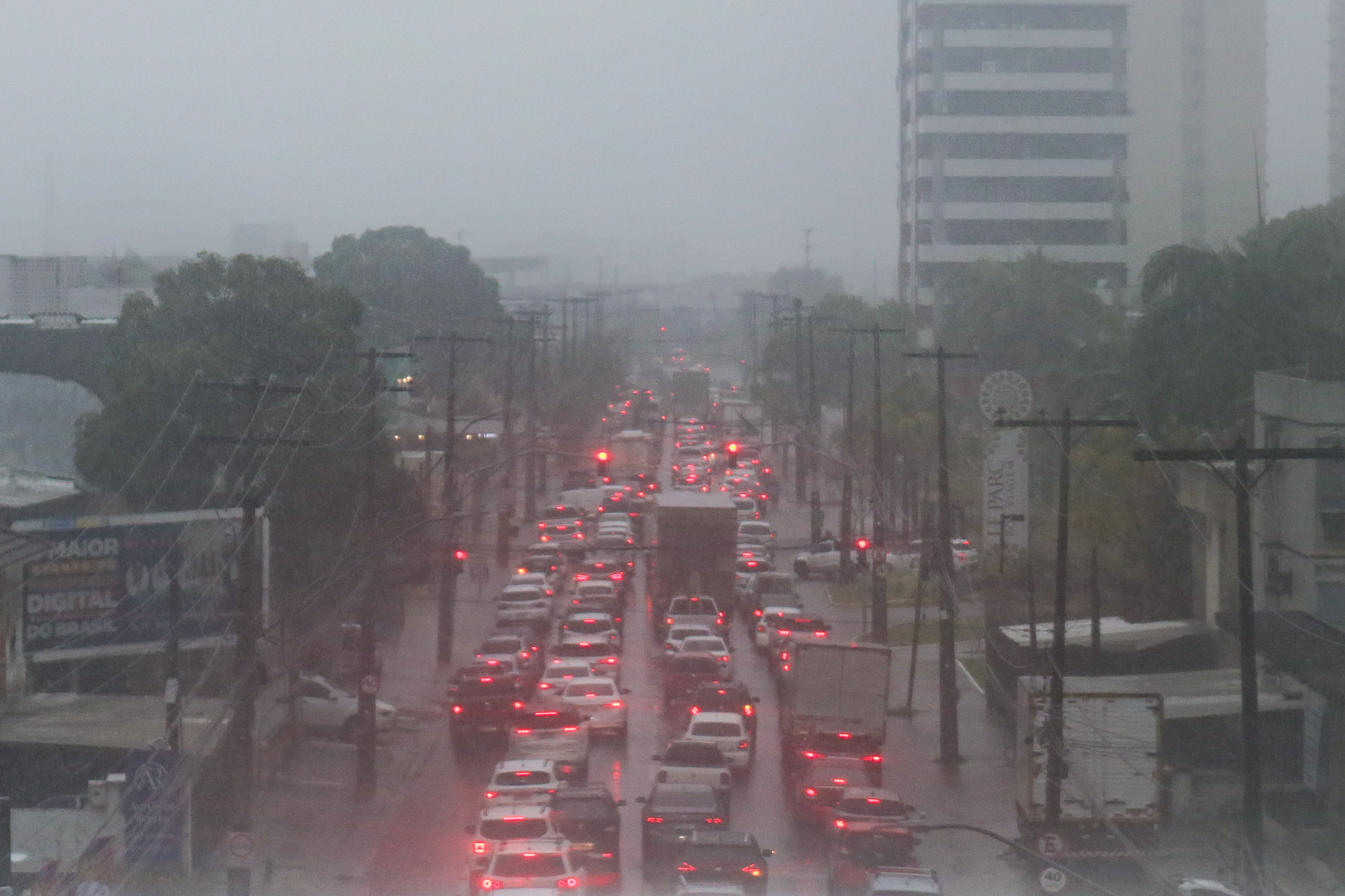 Chuva com muitos raios na noite de segunda para terça-feira assusta  moradores e derruba árvores