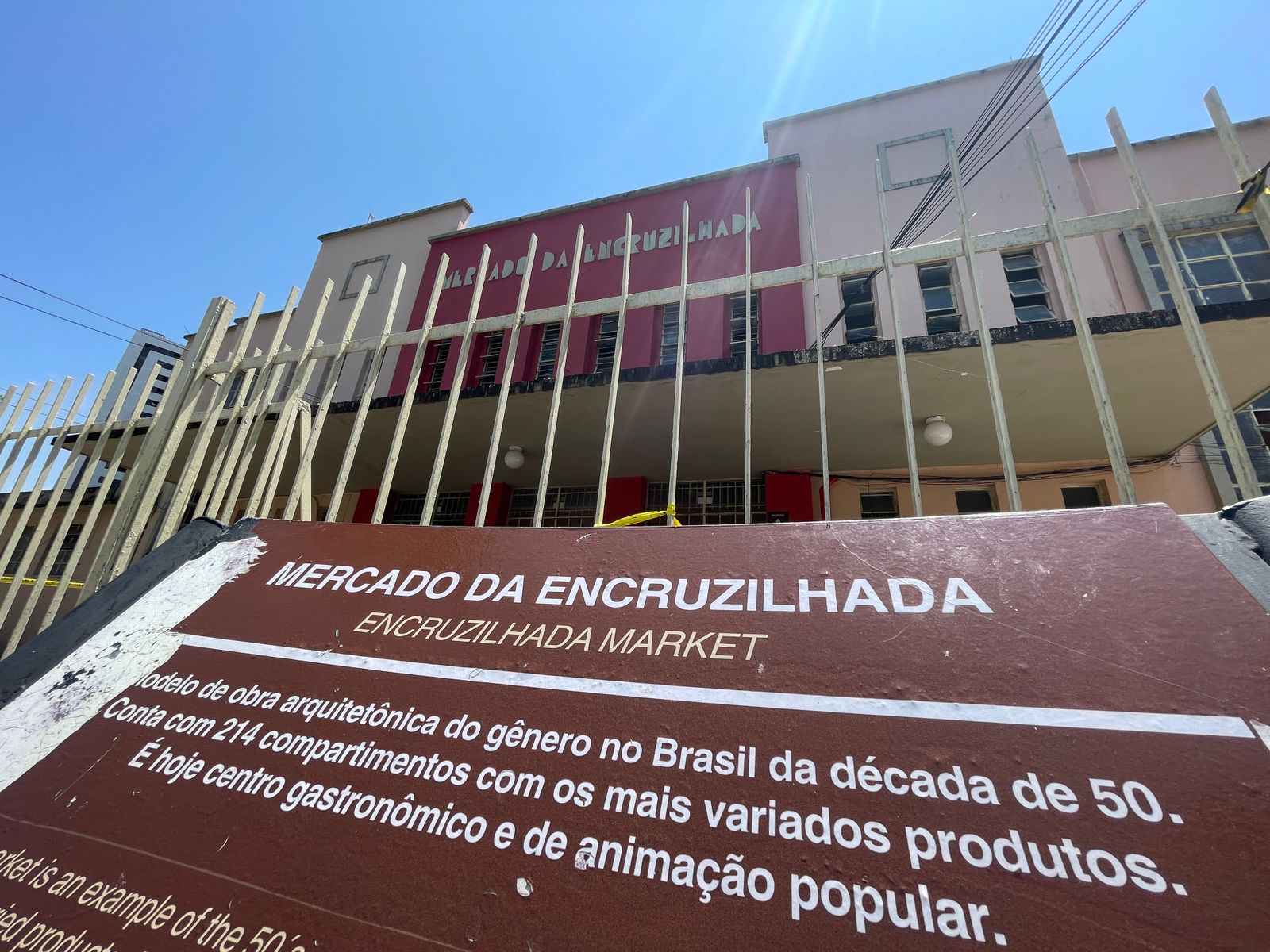 A encruzilhada entre as grades e os veículos na praça da Sé