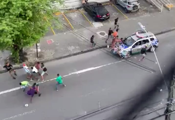 Viatura da PM atropela pessoas que brigavam na Avenida Conselheiro Aguiar, em Boa Viagem.  (Foto: Reproduo/Internet.)