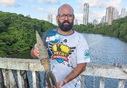 Tiago Pereira achou o artefato na Ponte do Parque Santana, por meio de pescaria com im magntico (Reproduo/Arquivo Pessoal)