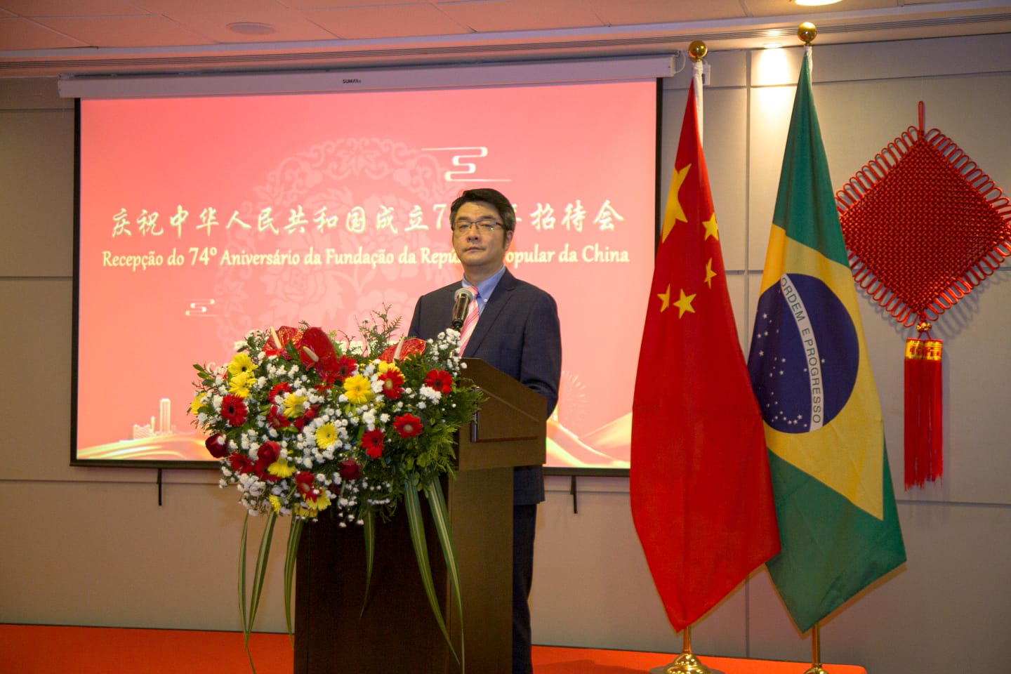 Cnsul-geral interino da China no Recife, Wang Ke, comandou festa de aniversrio dos 74 anos do pas (Foto: Divulgao)