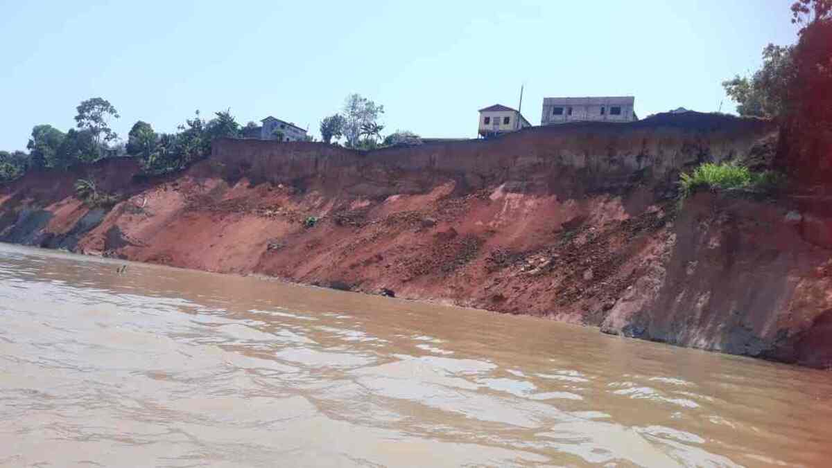 Desabamento de barranco na comunidade do Arum, prxima a Beruri, interior do Amazonas (Foto: Reproduo/Twitter/ale_campelo)