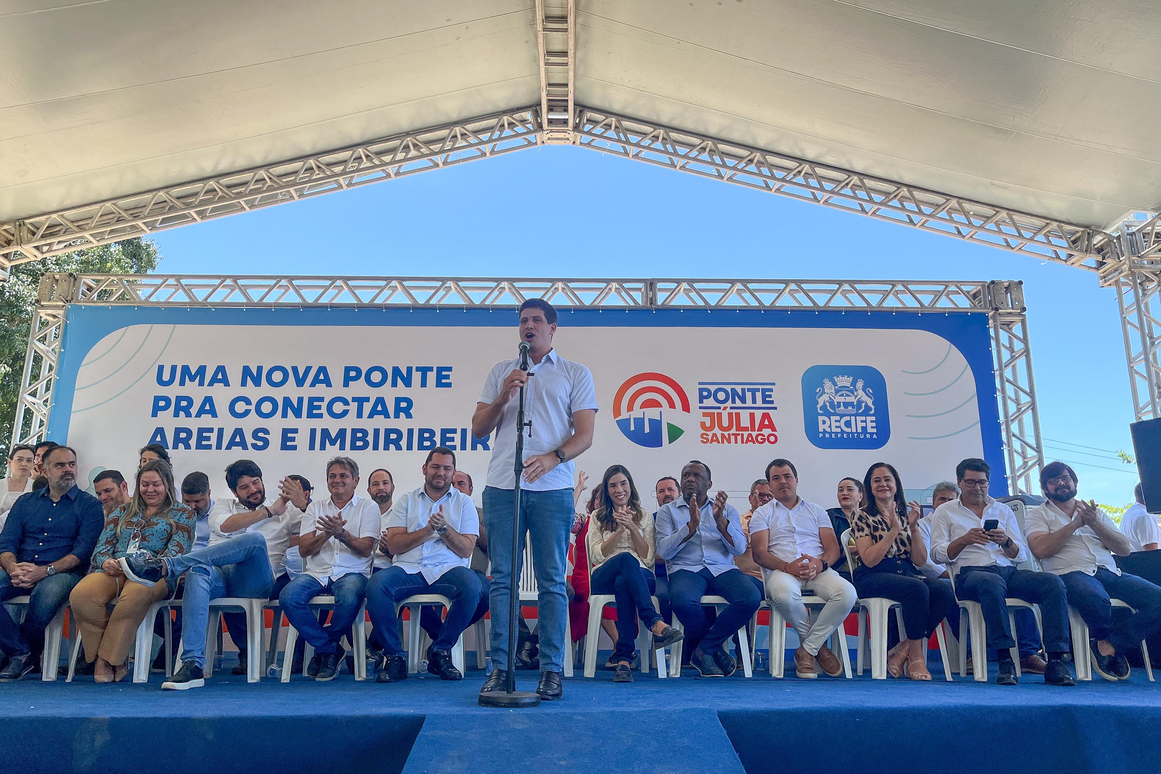 Prefeito Joo Campos anunciou detalhes sobre obra de ponte  (Foto: Rafael Vieira/ Diario de Pernambuco)
