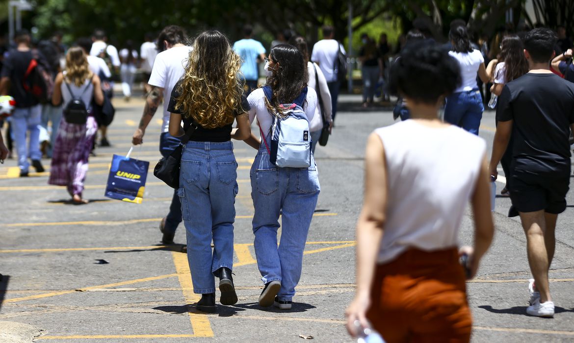 Na prova de redao, os estudantes precisam escrever um texto dissertativo-argumentativo (Marcelo Camargo/Agncia Brasil)