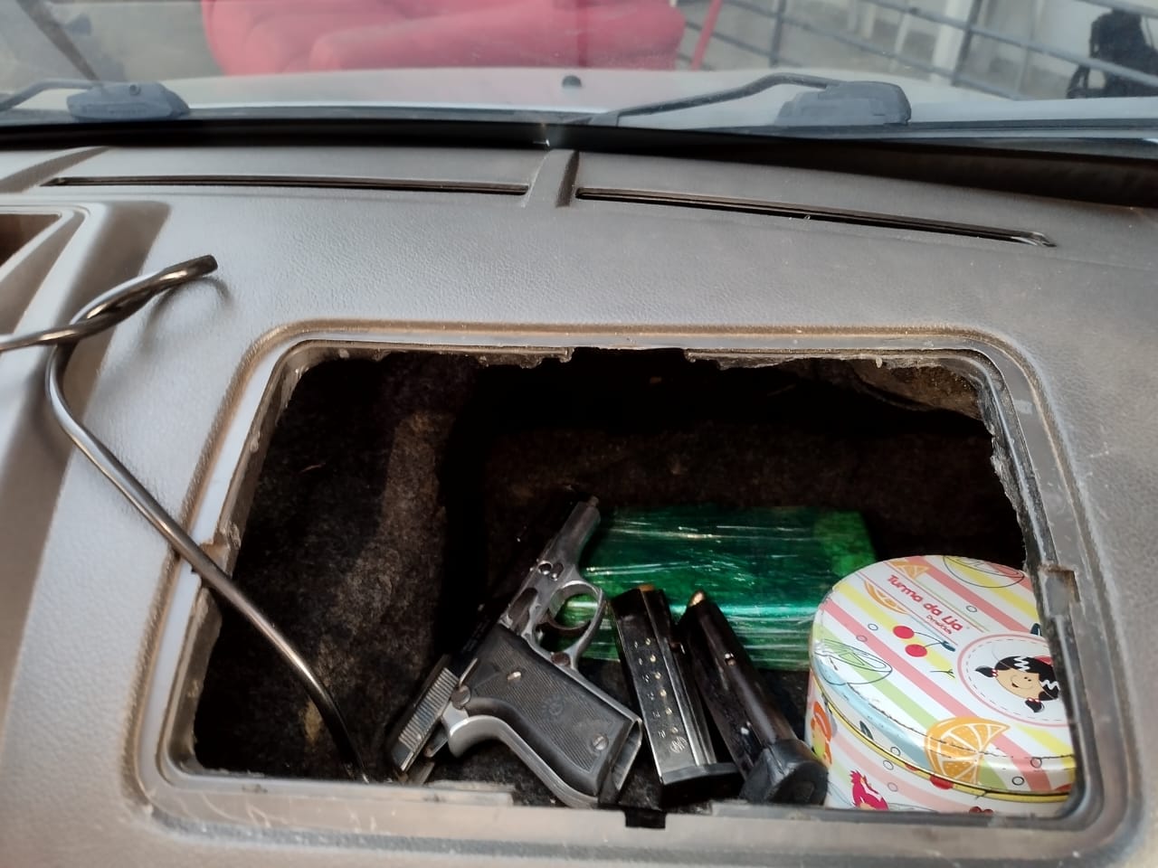 Armas e drogas estavam dentro de painel de carro (Foto: Divulgao/Polcia Civil )