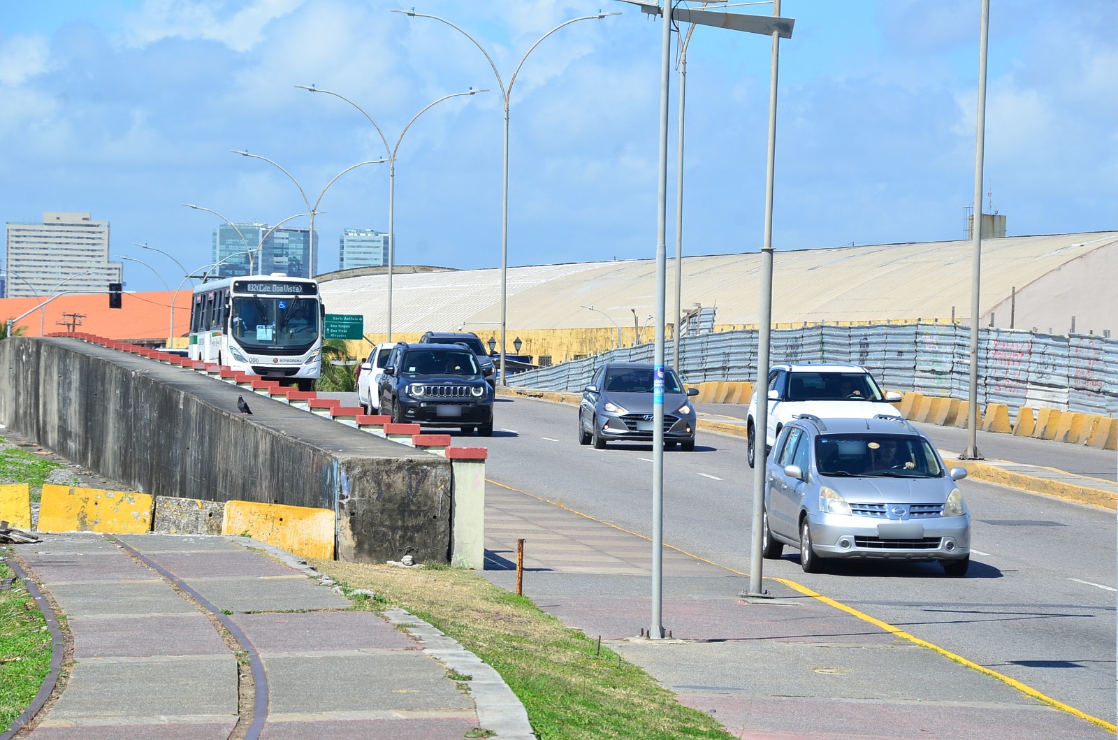 Por causa dos servios, que devem durar quatro meses, haver mudana de trnsito e de 11 linhas de nibus.  (Foto: Paulo Maciel/Grande Recife Consrcio )