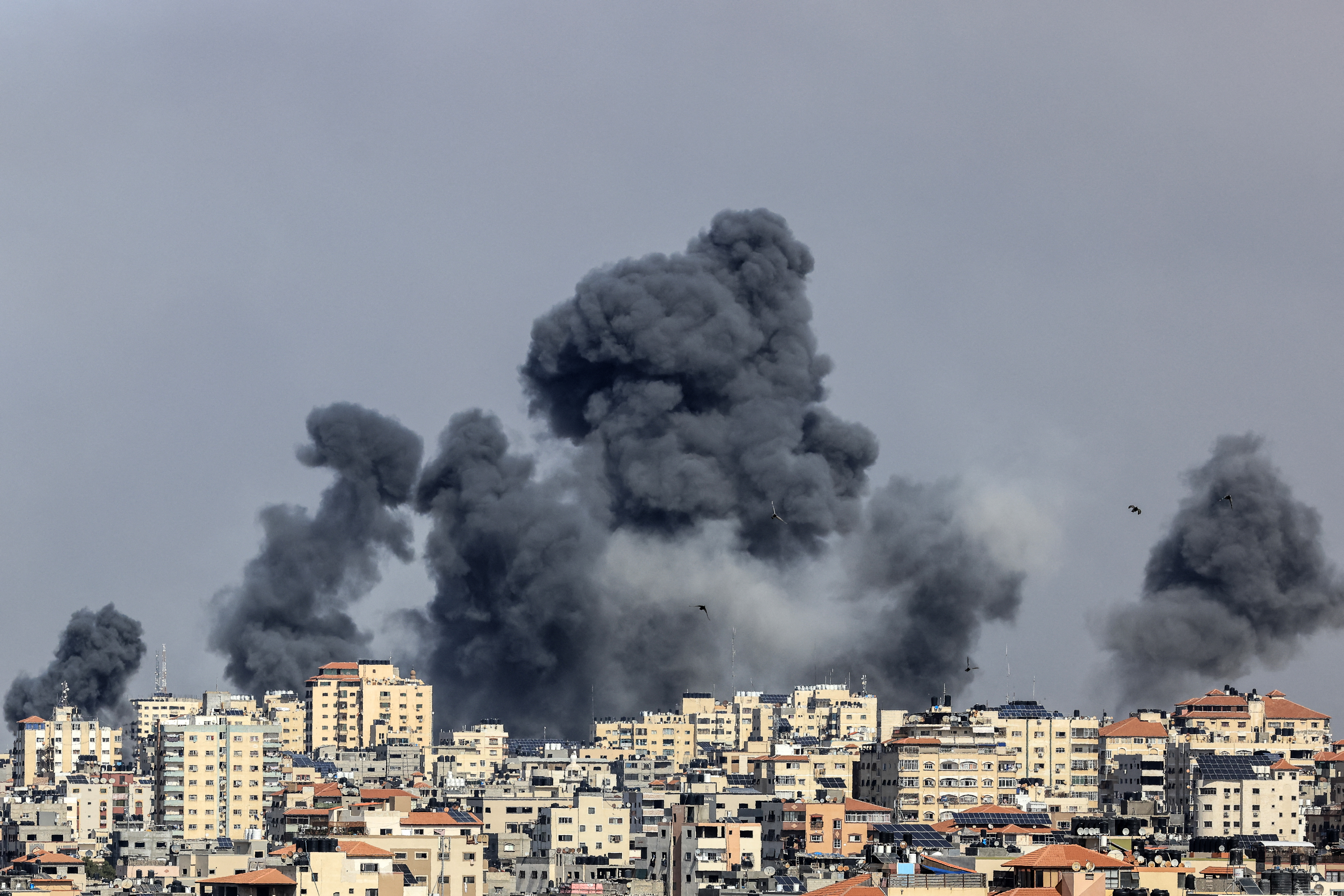 Conflito entre Israel e o Hamas completa dois dias com centenas de mortos dos dois lados (MAHMUD HAMS / AFP)