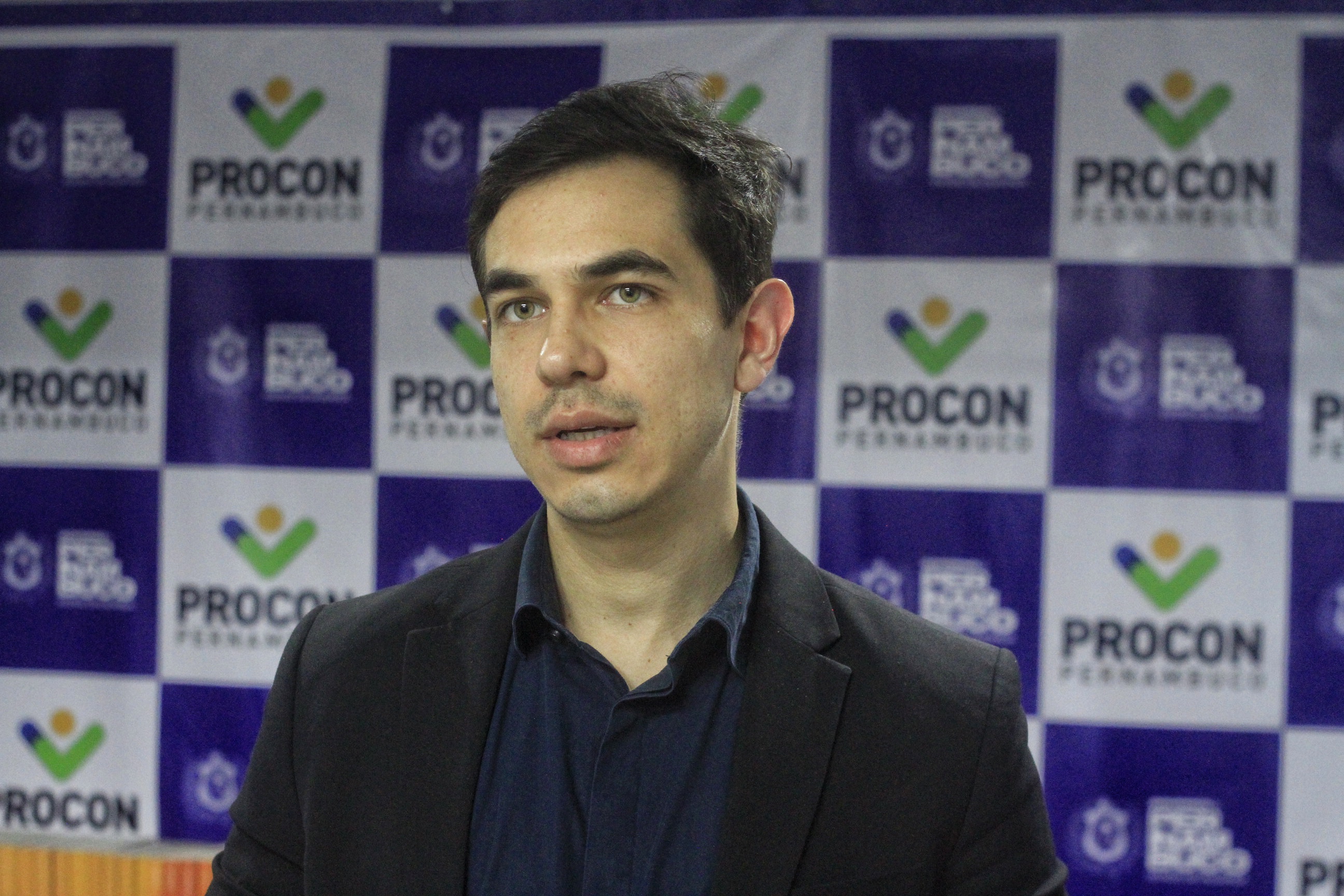 Ewerton Farias, do Procon-PE, explica que a finalidade  sempre chegar a uma situao que no comprometa a qualidade de vida (Rmulo Chico/DP)