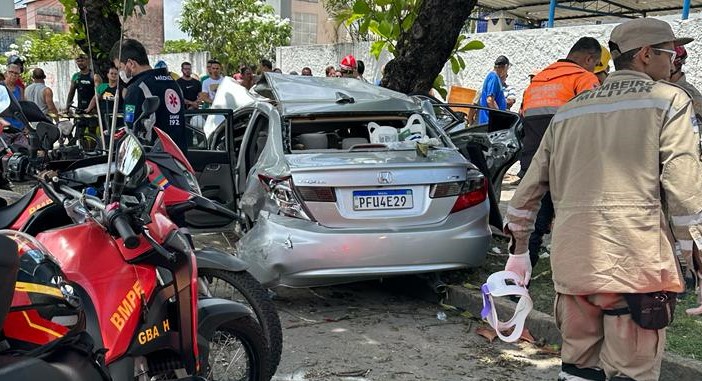 Veculo bateu em dois carros e, em seguida, em rvore, na Avenida Recife (Foto: Corpo de Bombeiros de Pernambuco/Divulgao)