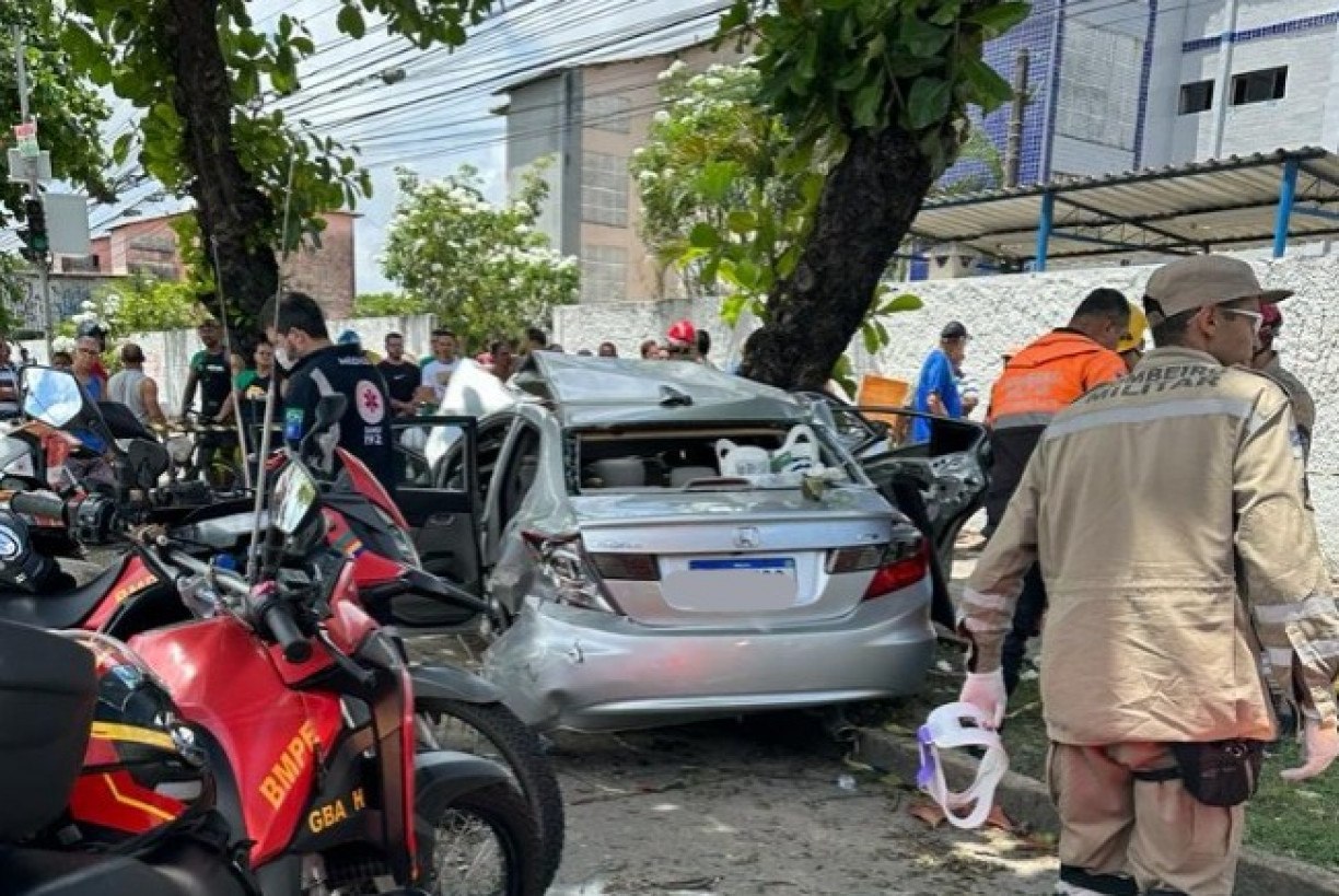 Carro bateu em rvores na Avenida  Recife e provocou morte (Foto: Divulgao/CBMPE)