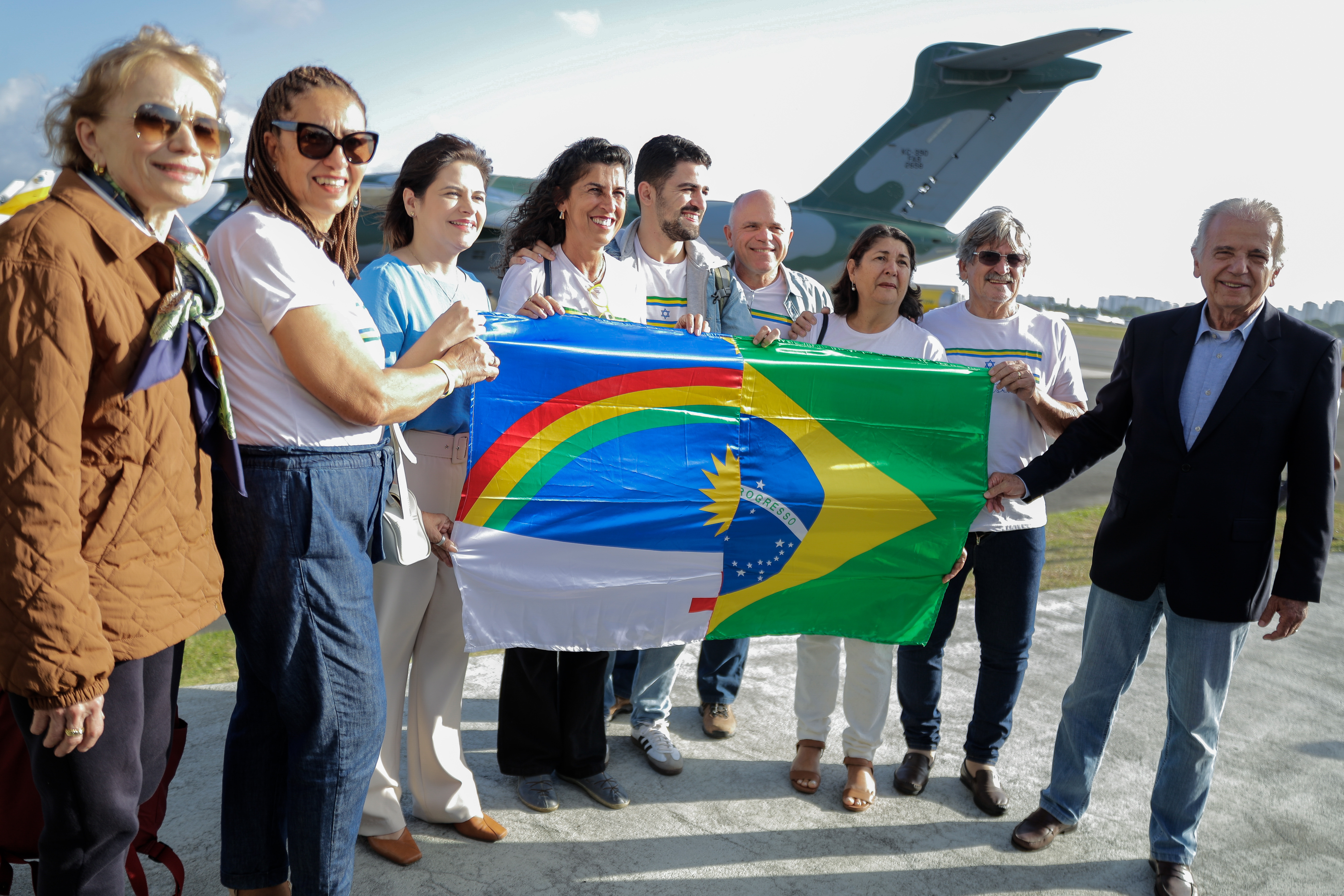 Um grupo de 69 brasileiros repatriados foi recepcionados pelo ministro da Defesa, Jos Mcio, no Aeroporto Internacional do Recife  (Rafael Vieira/DP)