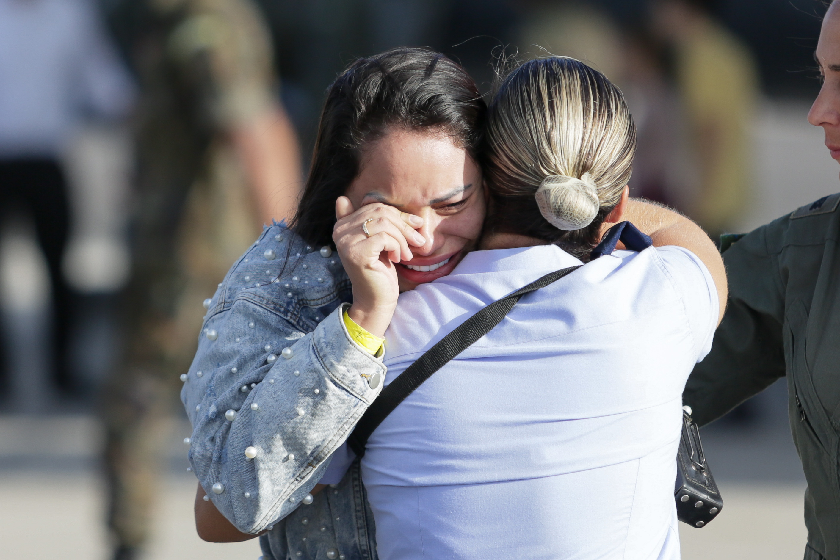 Brasileira repatriada chora ao pisar em solo pernambucano, aps ser resgatada em voo da FAB (Rafael Vieira/DP)