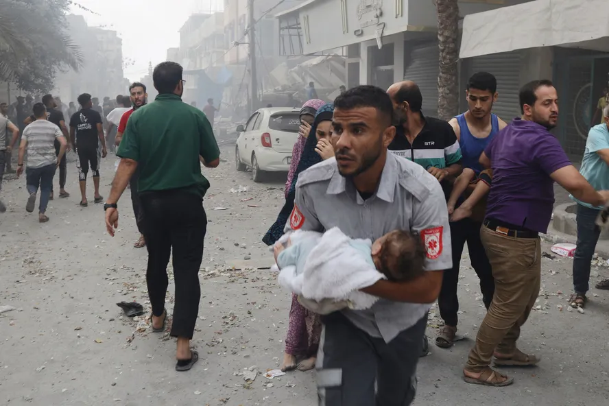 Israel deu ao hospital Al Awda, na Faixa de Gaza, somente duas horas para que o local fosse evacuado (Foto: Mahmud Hams/AFP
)