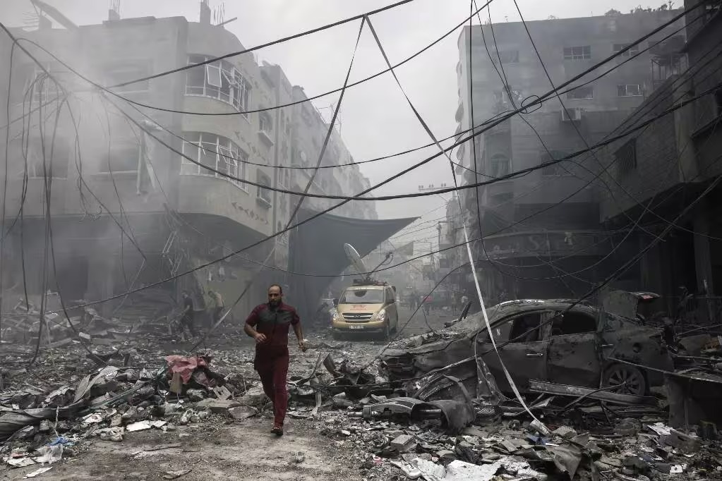 As autoridades israelenses estabeleceram que 1,1 milho de palestinos abandonassem a regio e se deslocassem para o sul at s 18h (horrio de Braslia) (foto: MOHAMMED ABED/AFP)