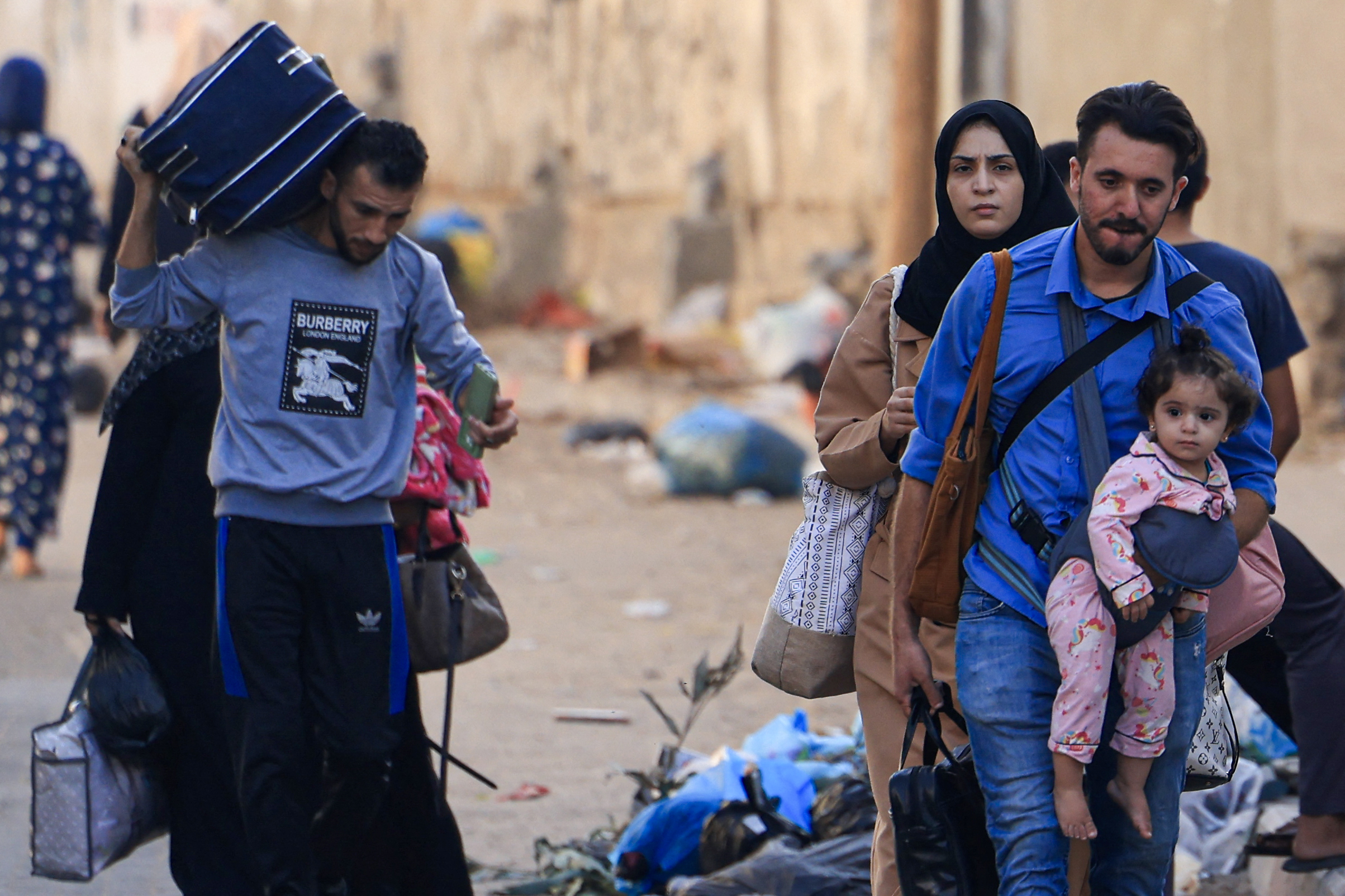 Palestinos saindo de Gaza (MAHMUD HAMS / AFP)