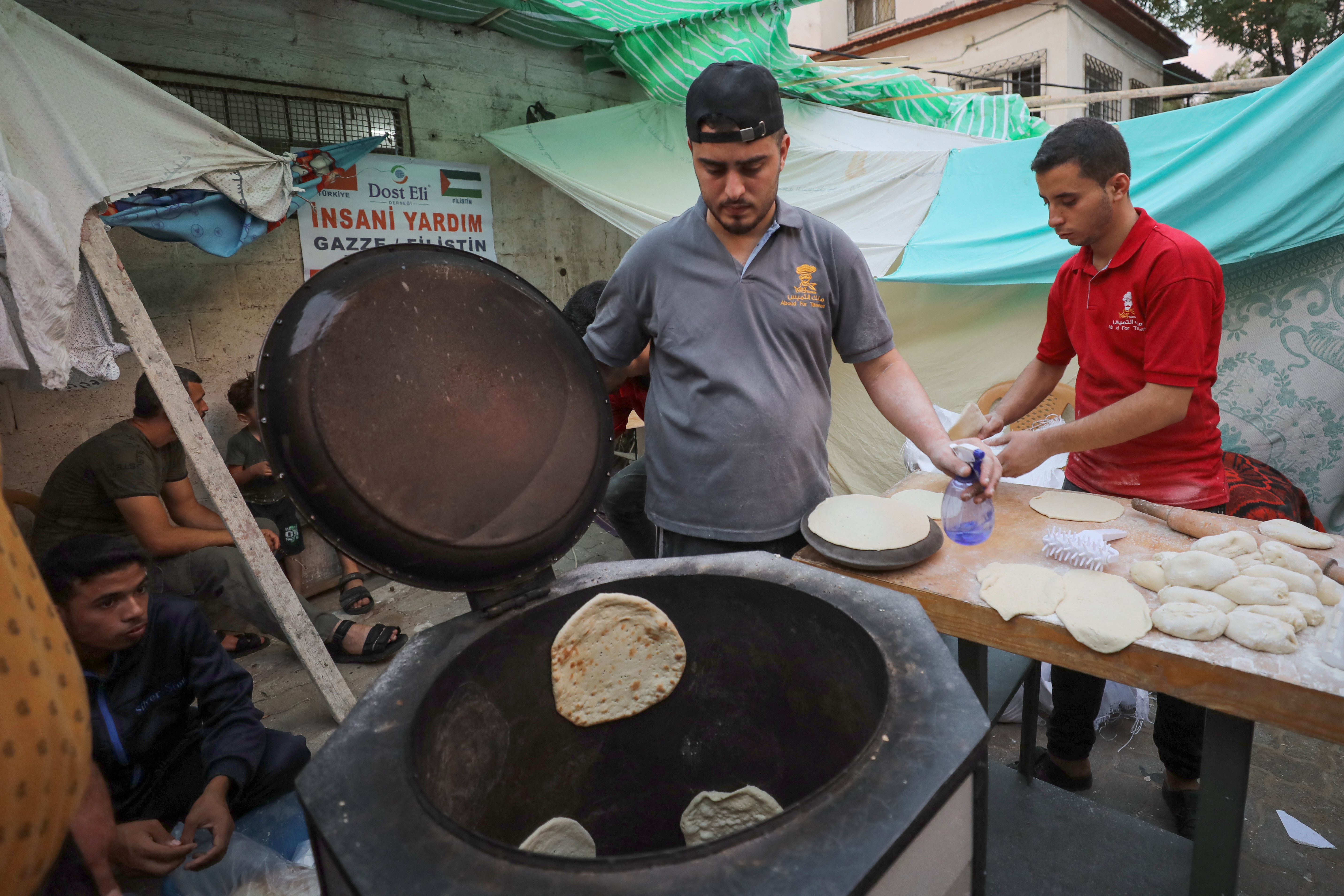 Palestinos assam po em frente a hospital em Gaza (DAWOOD NEMER / AFP
)