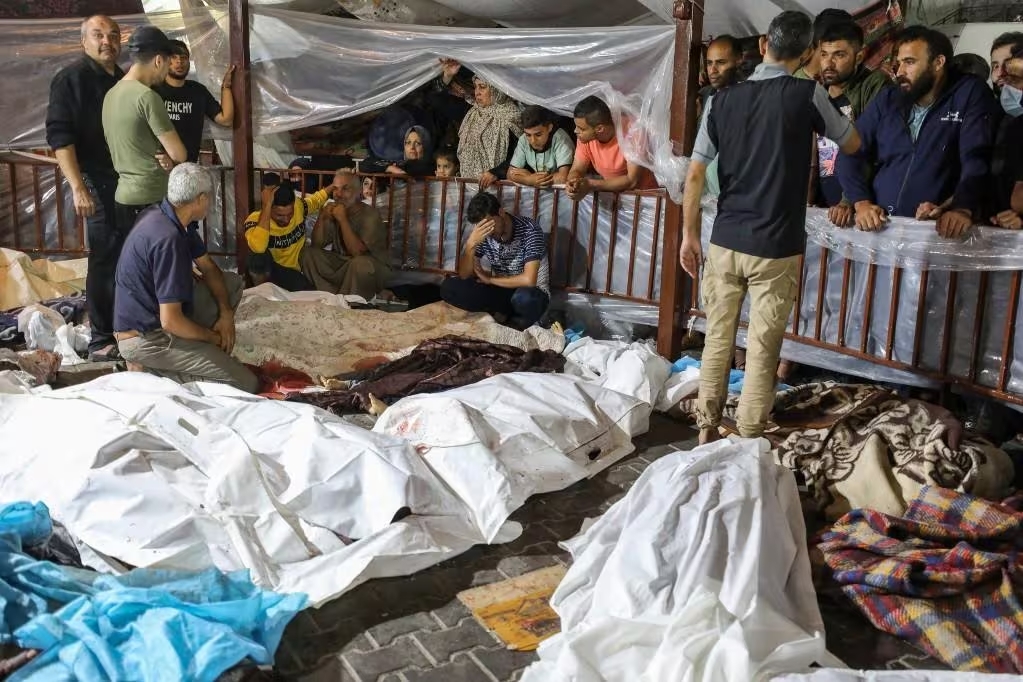 Ataque que atingiu o hospital na Faixa de Gaza causou a morte de centenas de pessoas (Foto: DAWOOD NEMER / AFP)