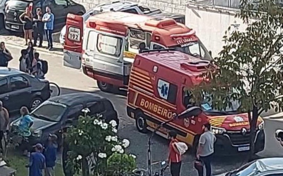 Ambulncias socorreram criana que caiu de prdio em Jaboato  (Foto: Reproduo/Redes Sociais )