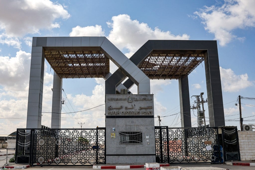 Posto de fronteira de Rafah, que separa a Faixa de Gaza do Egito, vai ser aberto na sexta-feira (20) (Foto: MOHAMMED ABED / AFP)