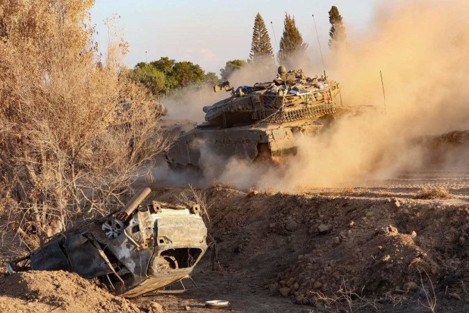 Tanque israelense se desloca ao longo da fronteira com a Faixa de Gaza: dezenas de milhares de soldados de prontido (crdito: Gil Cohen Magen/AFP)