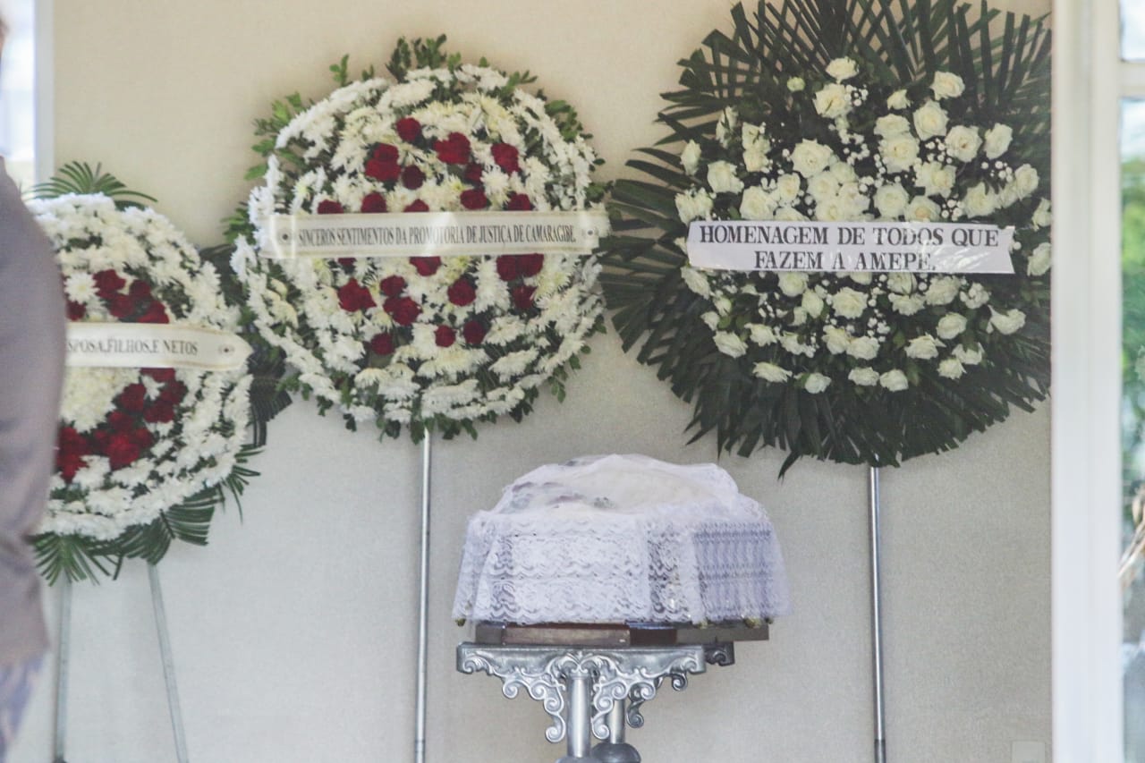Juiz assassinado foi homenageado por amigos e colegas com coroas de flor (Foto:Sandy James/DP)