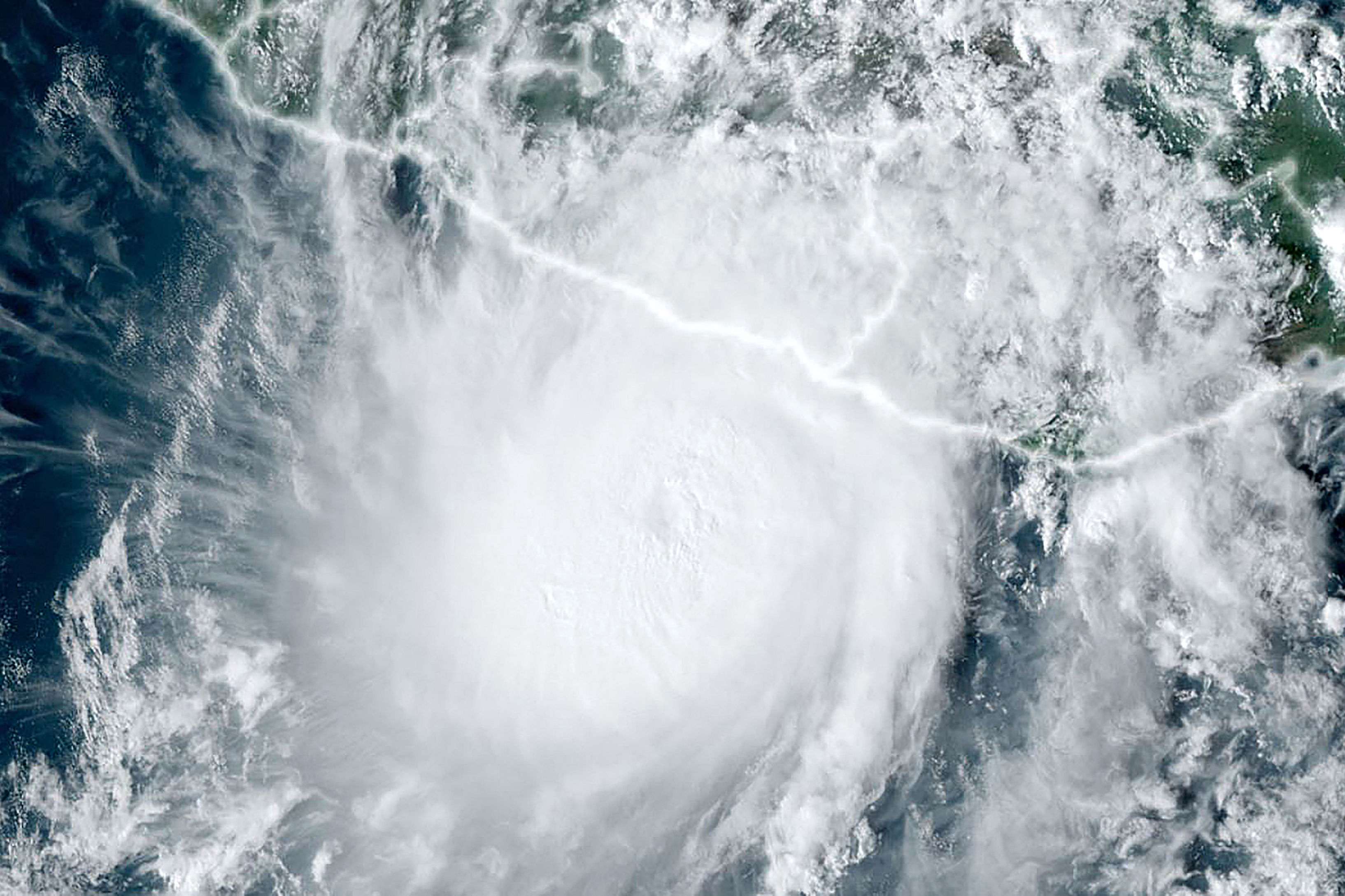 O furaco Otis se fortaleceu para uma grande tempestade de categoria 3 enquanto se dirigia para o sul do Pacfico do Mxico (Crditos: NOAA / AFP)