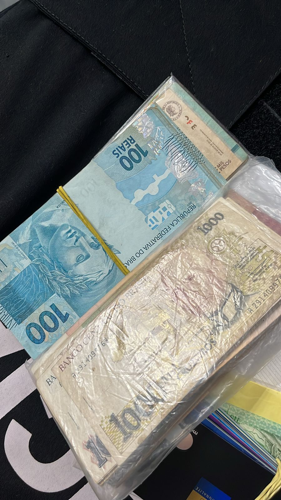 Maos de dinheiro foram apreendidos durante operao  (Foto:Divulgao/Polcia Civil)