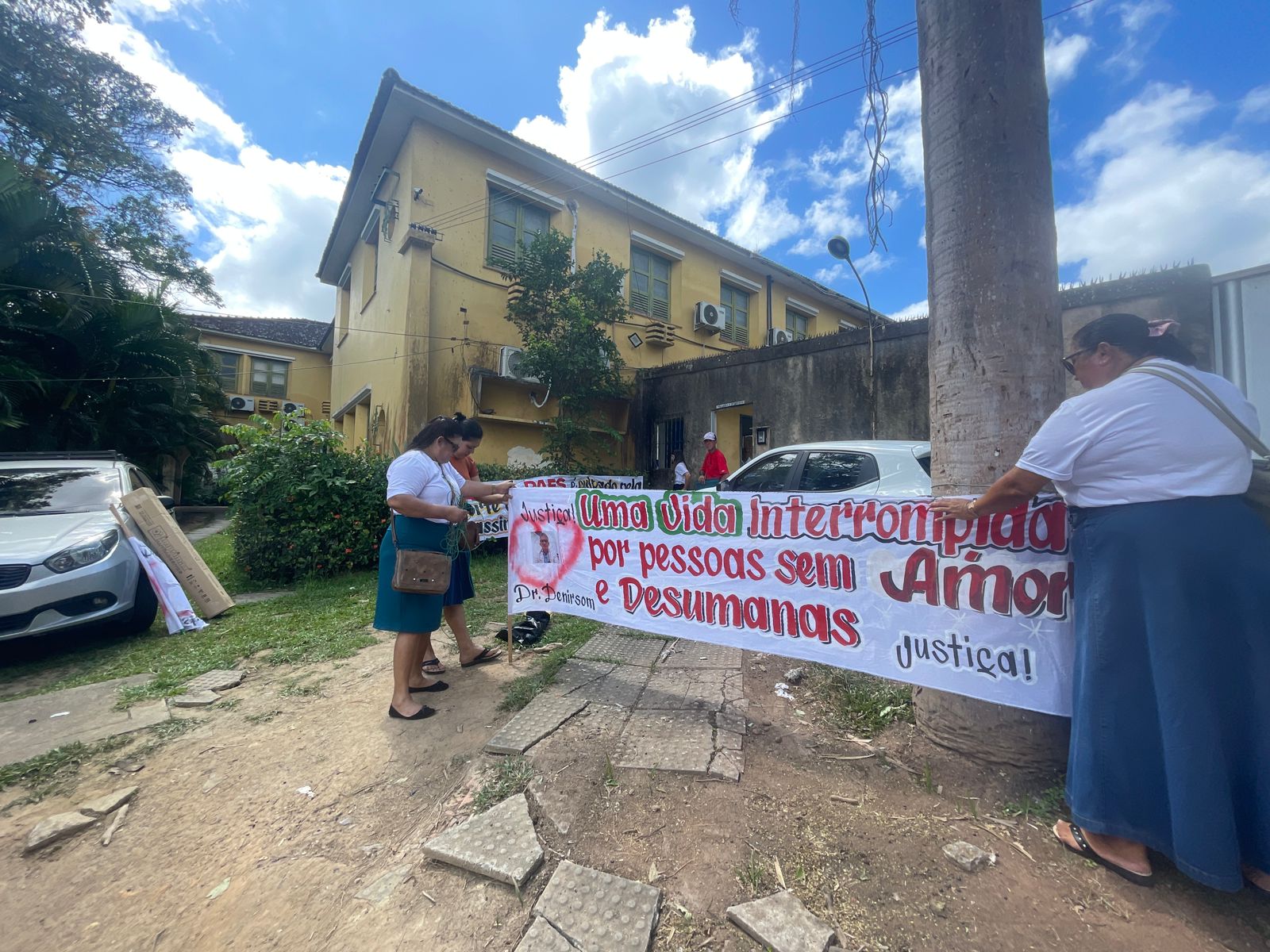 Cleonice (esquerda) levou faixa e pediu Justia para o irmo assassinado  (Foto: Romulo Chico/DP)