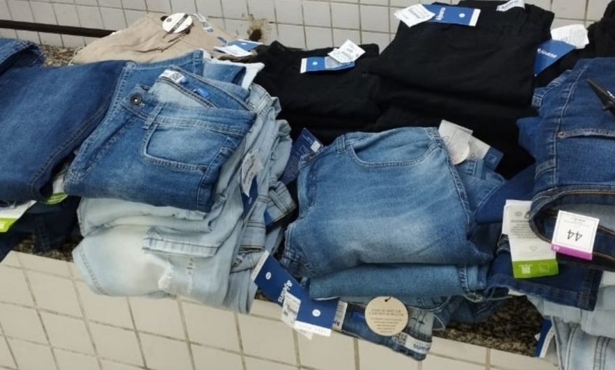 Calas jeans foram levadas de loja no Patteo  (Foto: PM/Divulgao )