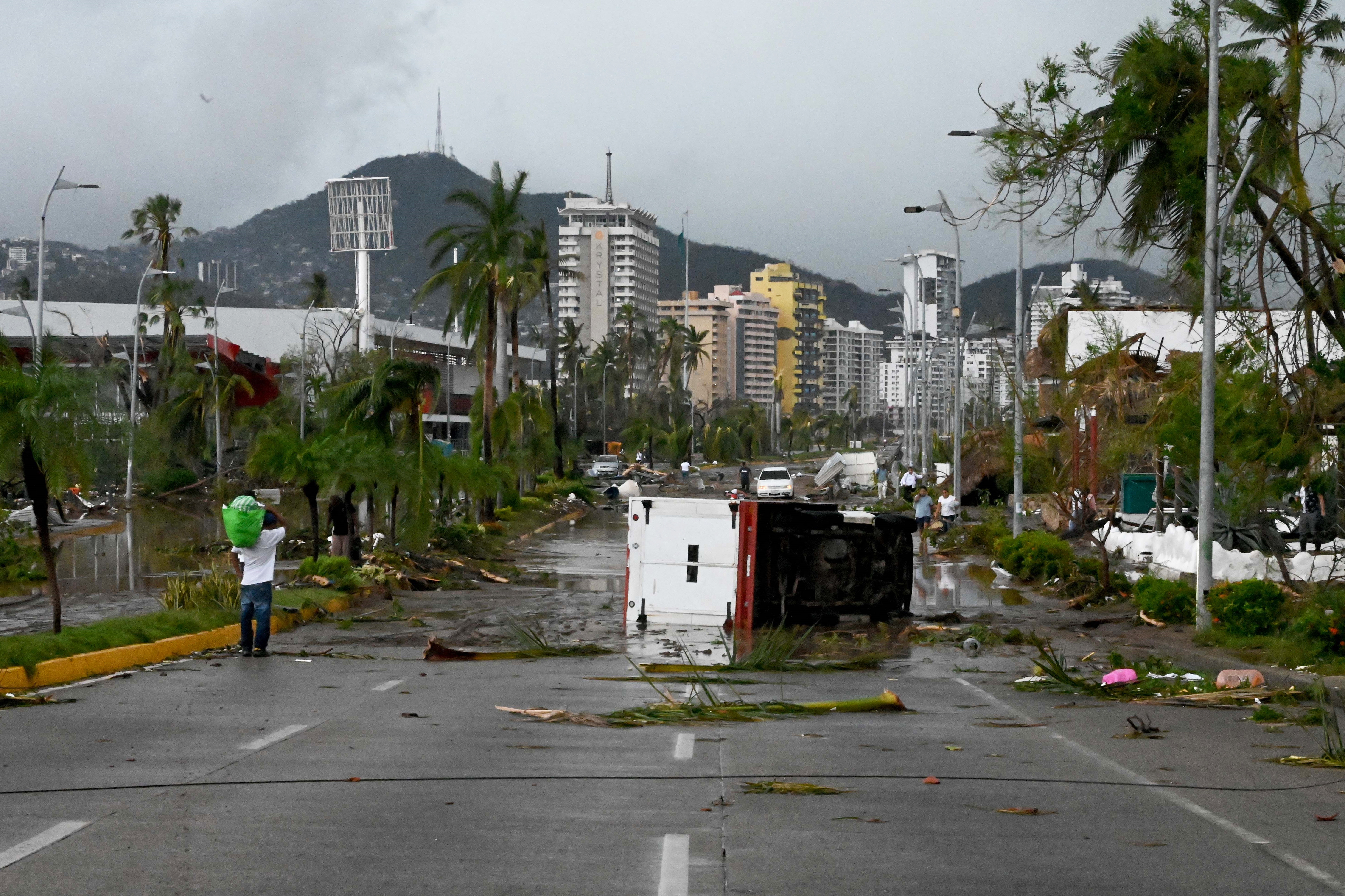 Vista dos danos causados %u200B%u200Baps a passagem do furaco Otis em Acapulco, estado de Guerrero, Mxico (Crditos: FRANCISCO ROBLES / AFP)