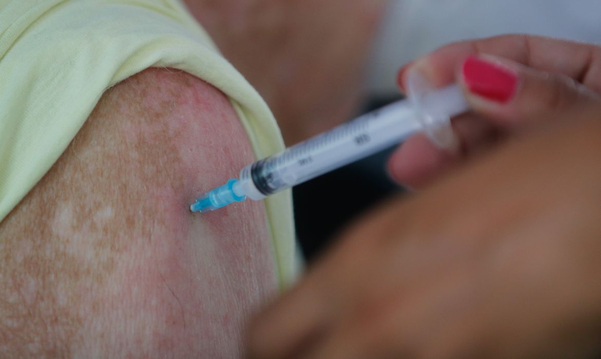 Vacina bivalente segue disponvel em todo o pas (Crditos: Tnia Rgo/Brasil)