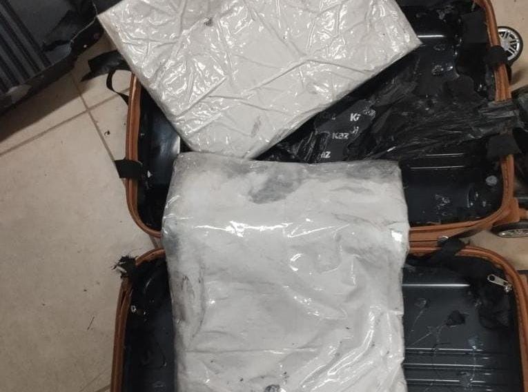 A droga estava escondida no forro da mala de mo. A suspeita tentava embarcar do Recife com destino  Frana  (Foto:PF/Divulgao)