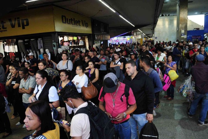 Passageiros do DF e Entorno se aglomeram em paradas de nibus  espera do transporte coletivo. Os rodovirios mantiveram a paralisao (crditos: Minervino Jnior/CB/D.A.Press)