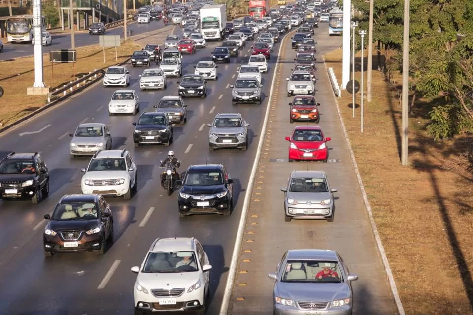 O brasiliense enfrenta bastante trnsito e metr lotado no caminho do trabalho na manh desta segunda-feira (06) (Crditos: Breno Esaki/Metrpoles)