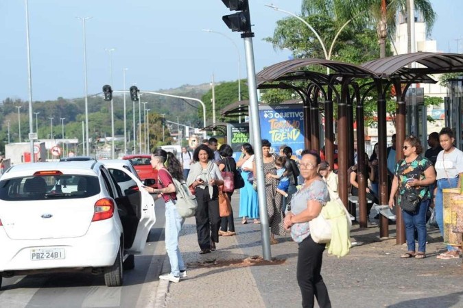 Mesmo aps a Justia determinar a circulao de nibus no Distrito Federal e Entorno em horrios de pico nesta segunda (6/11), os rodovirios mantiveram a paralisao total (crditos: Minervino Jnior/CB/D.A Press)