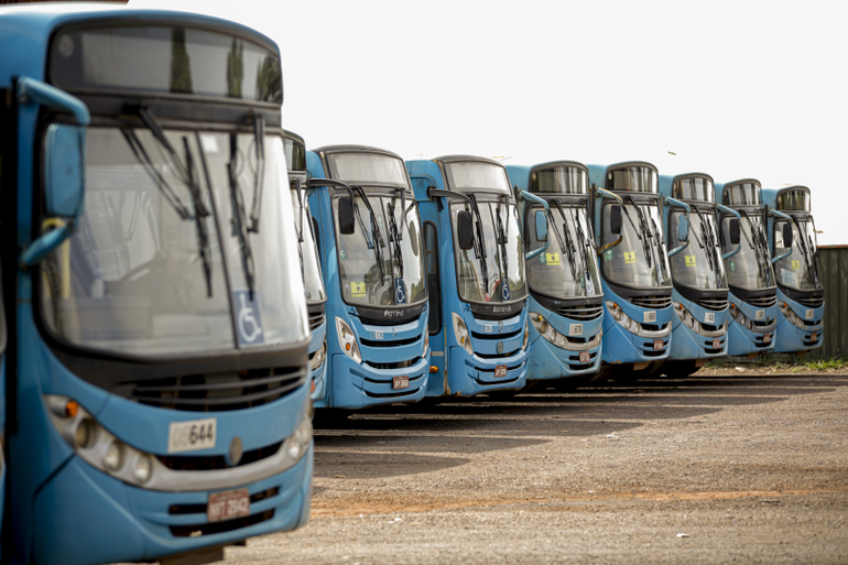 Estacionamento com parte da frota de nibus que atende Braslia, nesta segunda feira rodovirios do DF  (Foto: Jodson Alves/Agncia Brasil)