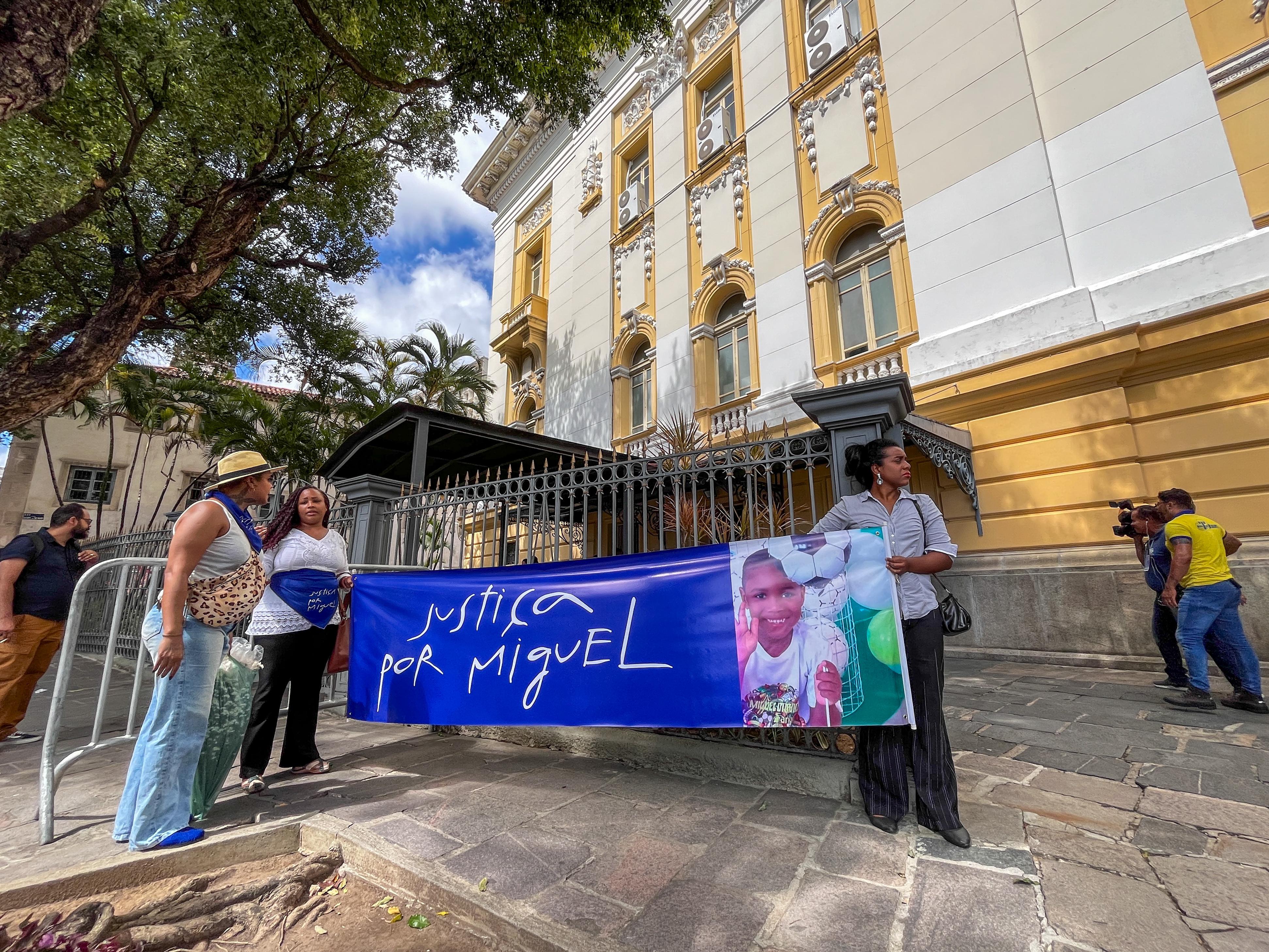 Parentes de Miguel levaram faixa para pedir Justia  (Foto: Ruan Pablo/DP)