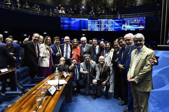 Senadores da base governista comemoram aprovao da PEC (foto: Roque de S/Agncia Senado)