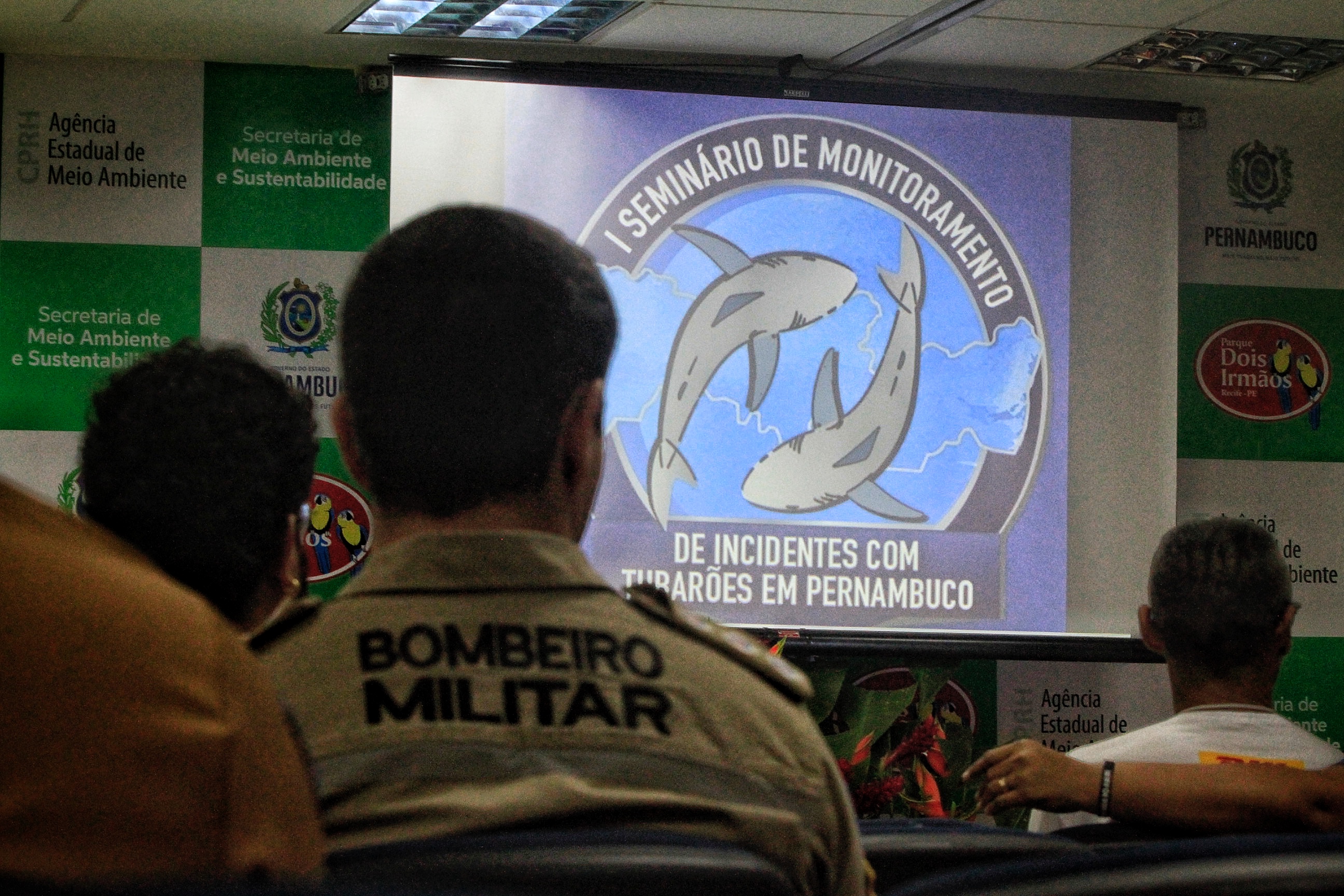 Tambm est em debate as necessidades de ampliar o nmero de bombeiros para aumentar a segurana nas praias. (Foto: Romulo Chico/ Esp DP Foto)