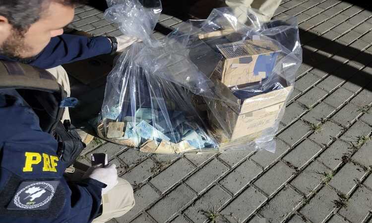 Saco de dinheiro foi encontrado em BR (Foto: PRF/Divulgao)