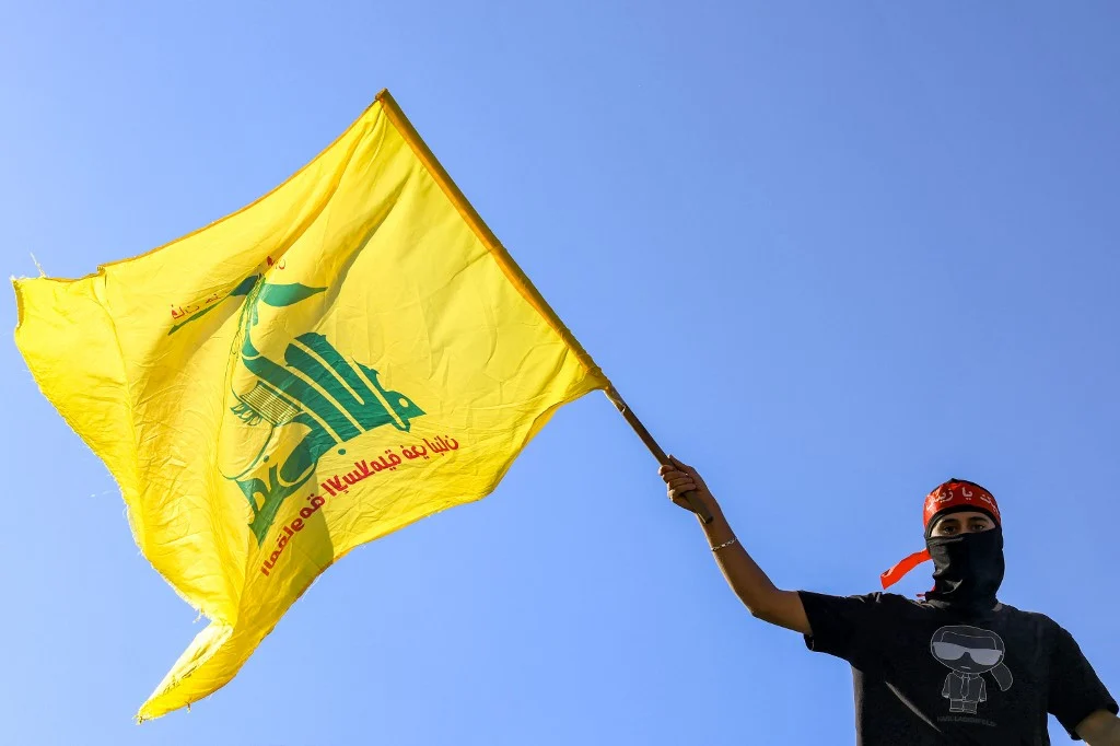 Homens foram detidos por suspeita de envolvimento com o grupo libans Hezbollah (Foto: JOSEPH EID/AFP)