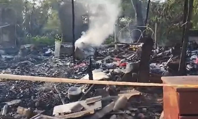 A casa, que era de madeira, ficou totalmente destruda (Foto: Reproduo/TV Record)