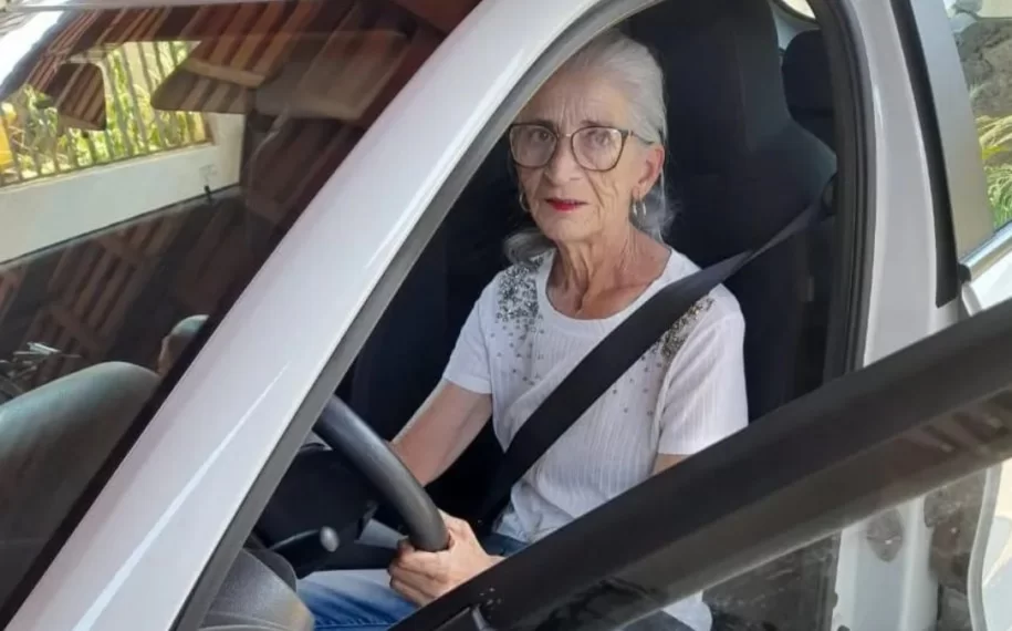 Conceio deixou o antigo trabalho como operadora de caixa de um supermercado para se tornar motorist (Foto: Reproduo/Arquivo pessoal)